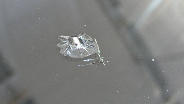 Odprysk na szybie - co robić? Test sieci warsztatów naprawiających szyby samochodowe