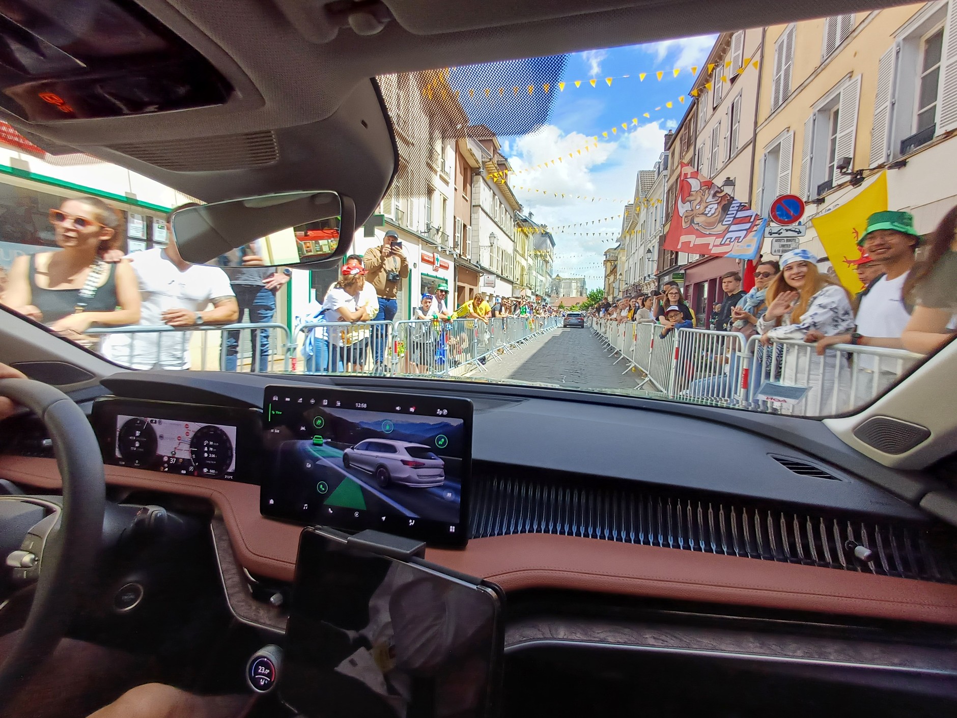 Na trasie przejazdu ludzie gromadzą się na długo przed przejazdem peletonu