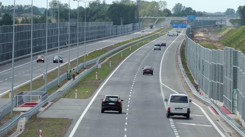 Kierowcy jadący prawym pasem autostrady, widząc samochód zamierzający włączyć się do ruchu, powinni – w miarę możliwości – ułatwić mu to i zjechać na lewy pas.