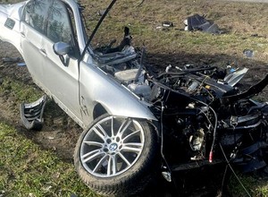 BMW dosłownie rozpadło się na części. Kierowca zginął na miejscu