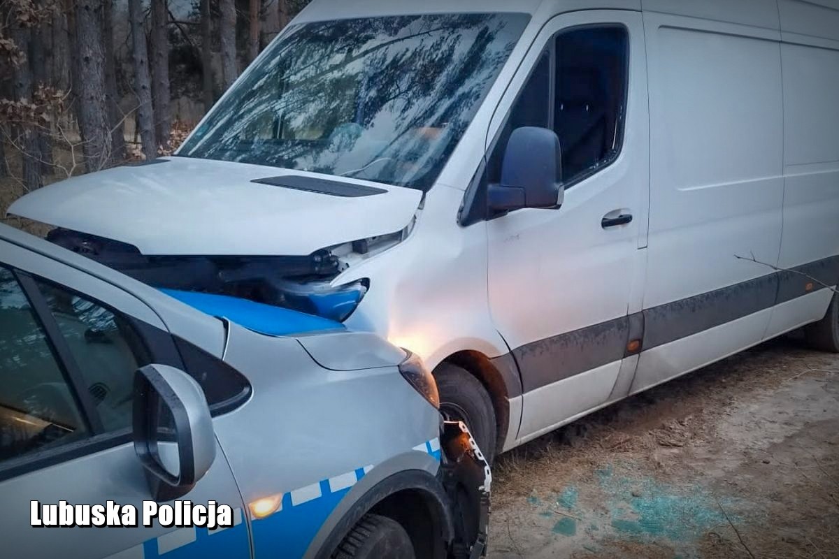 Pijany staranował busem radiowóz i zamknął się w samochodzie