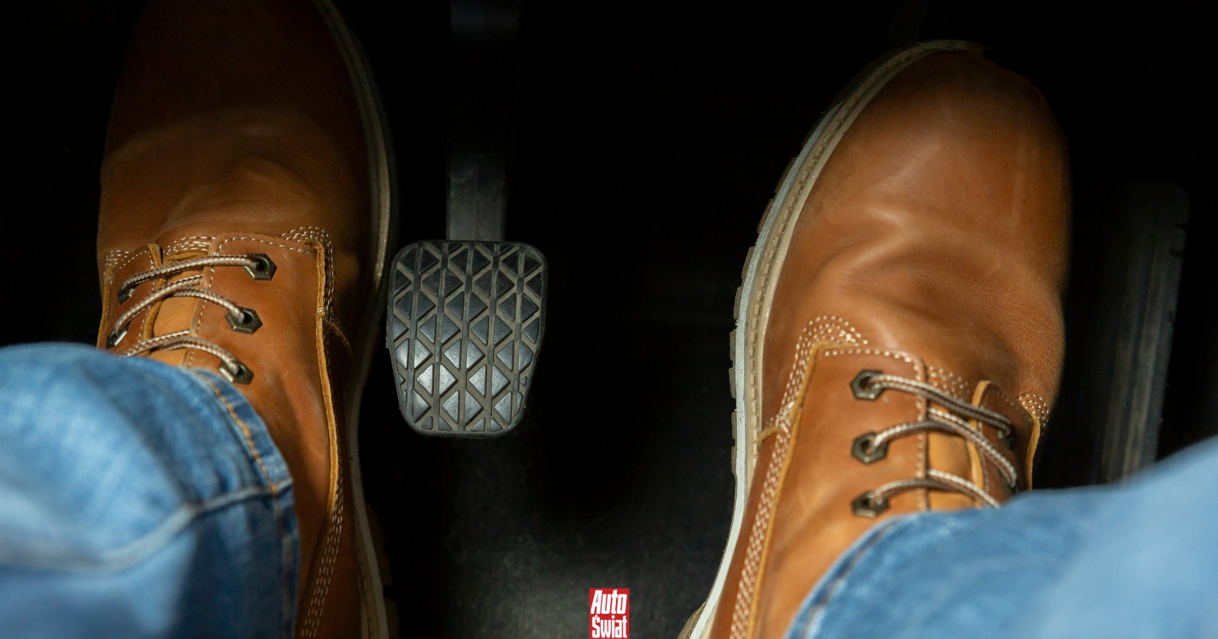 Lepiej nie robić tego z pedałami samochodu. To proszenie się o kłopoty