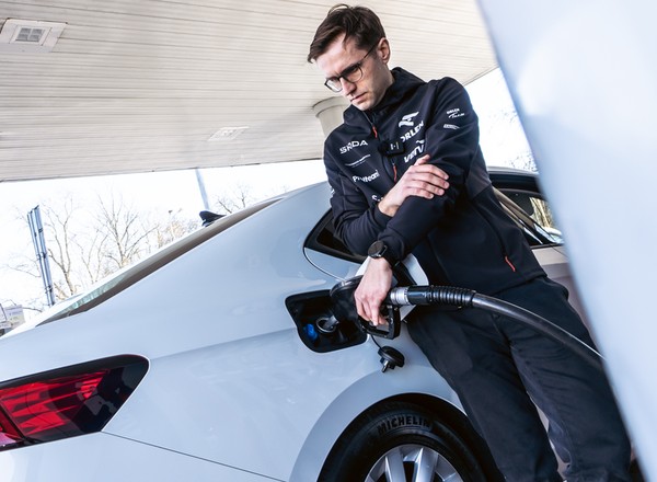 Miko Marczyk ustanawia rekord świata. Jadąc Skodą Superb pokonał ponad 2800 km bez tankowania