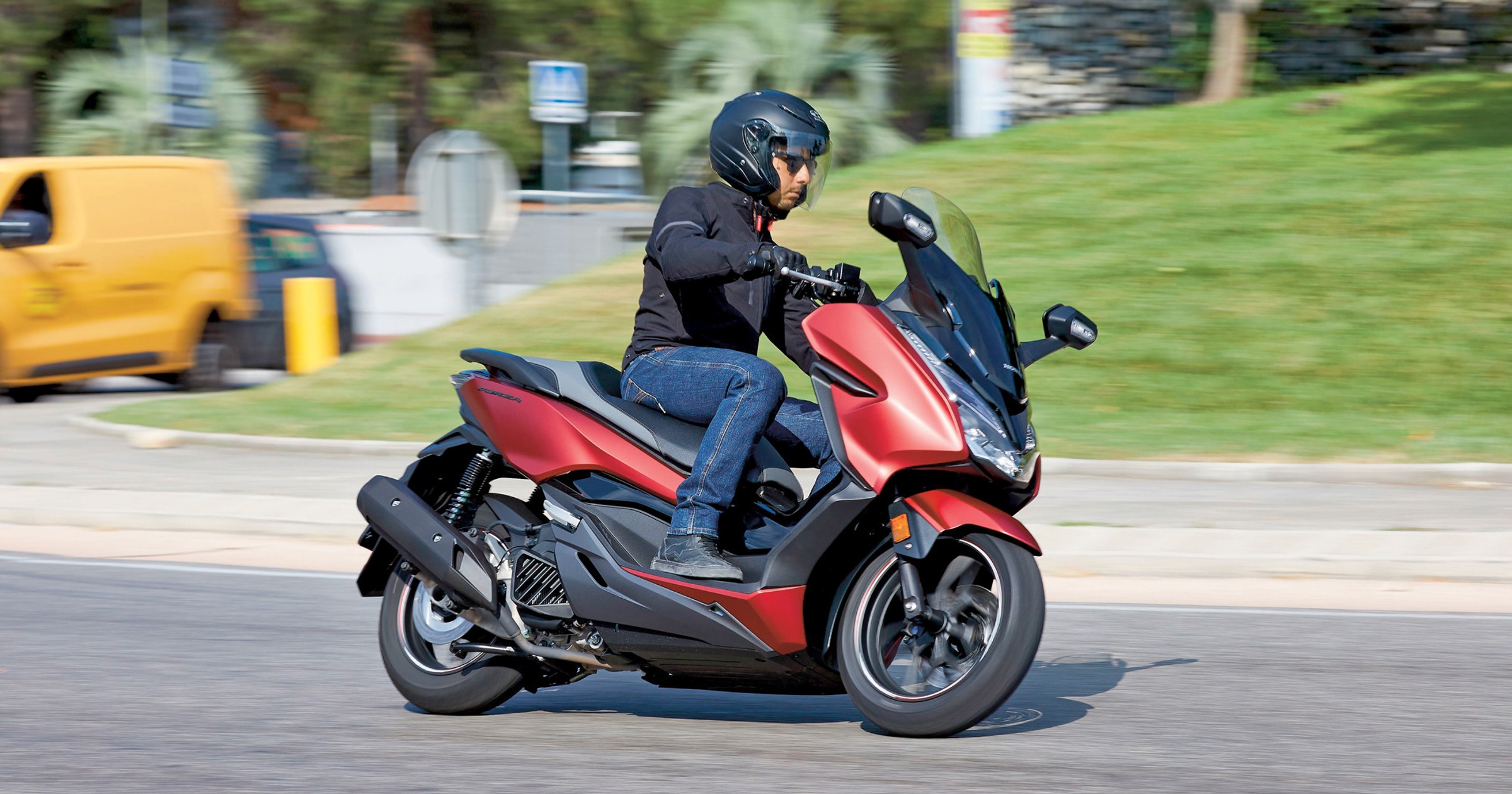 Od kilku lat kierowcy mający prawo jazdy kategorii B mogą prowadzić motocykle i skutery klasy 125 ccm. Wiele z nich to całkiem poważne maszyny!