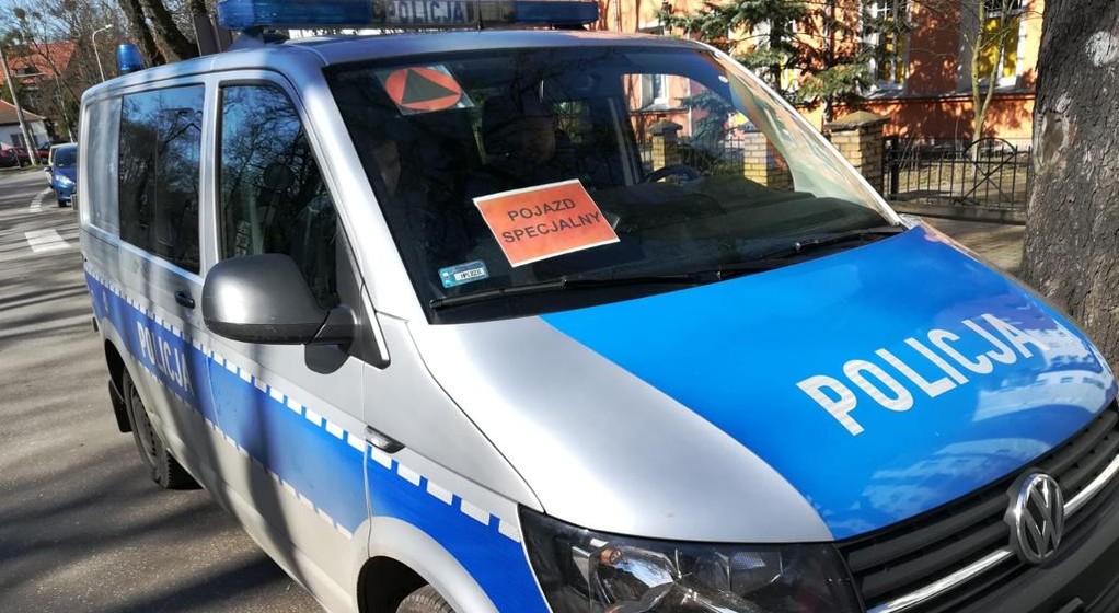 Pojazdy specjalne oznacza się czarnym trójkątem w kole (żółte lub pomarańczowe tło)