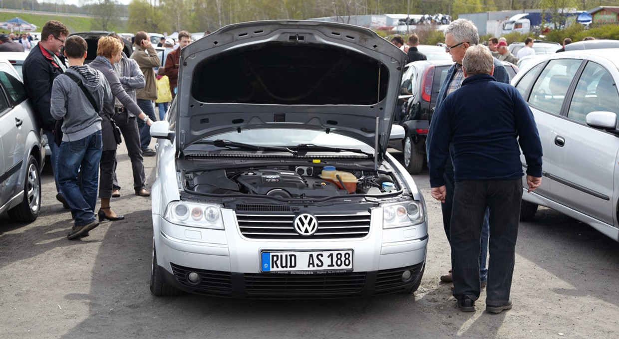 Sprowadzamy dziesiątki tysięcy starych aut - większość z nich ma już ponad 10 lat!