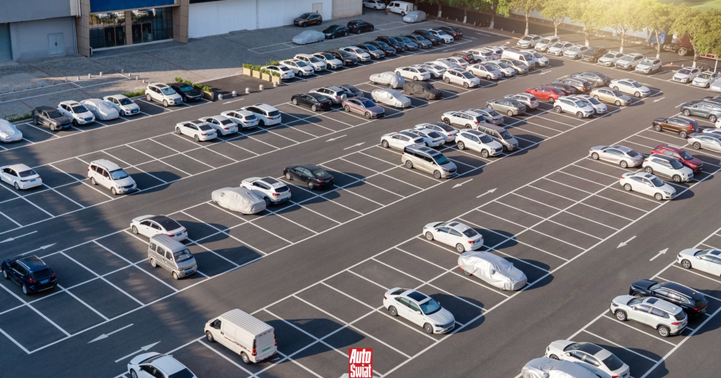 Parkowanie na noc pod marketem. To musisz wiedzieć, zanim zostawisz auto