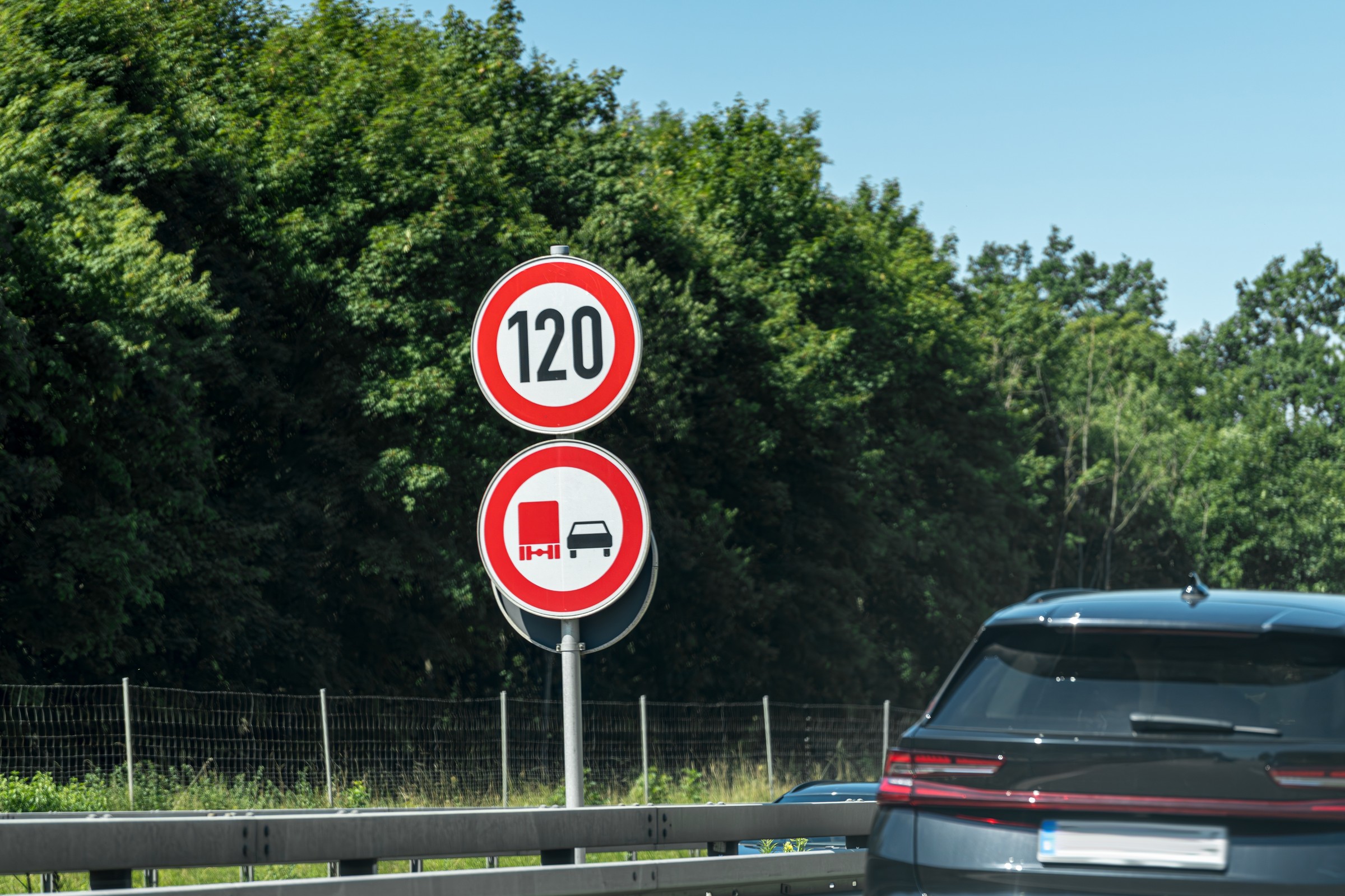 Auto nie pojedzie szybciej, niż pozwalają znaki. Wyciekł plan KE na 2030 r.