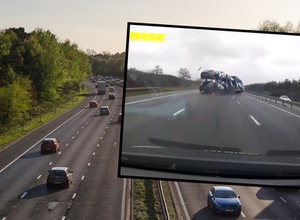 Laweta z nowymi Teslami przebiła barierkę na autostradzie. Kierowcy mogą mówić o szczęściu [WIDEO]