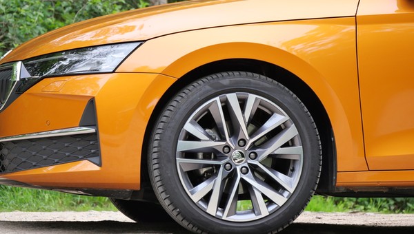 Skoda Octavia pokonała Toyotę Corollę. Sprawdzamy najnowsze cenniki — trwa wojna cenowa