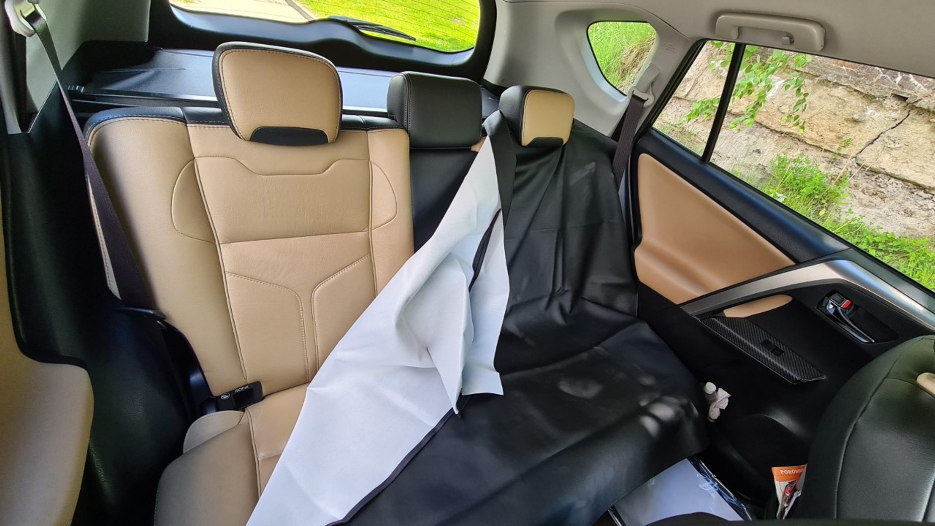 Pokrowiec na kanapę w samochodzie