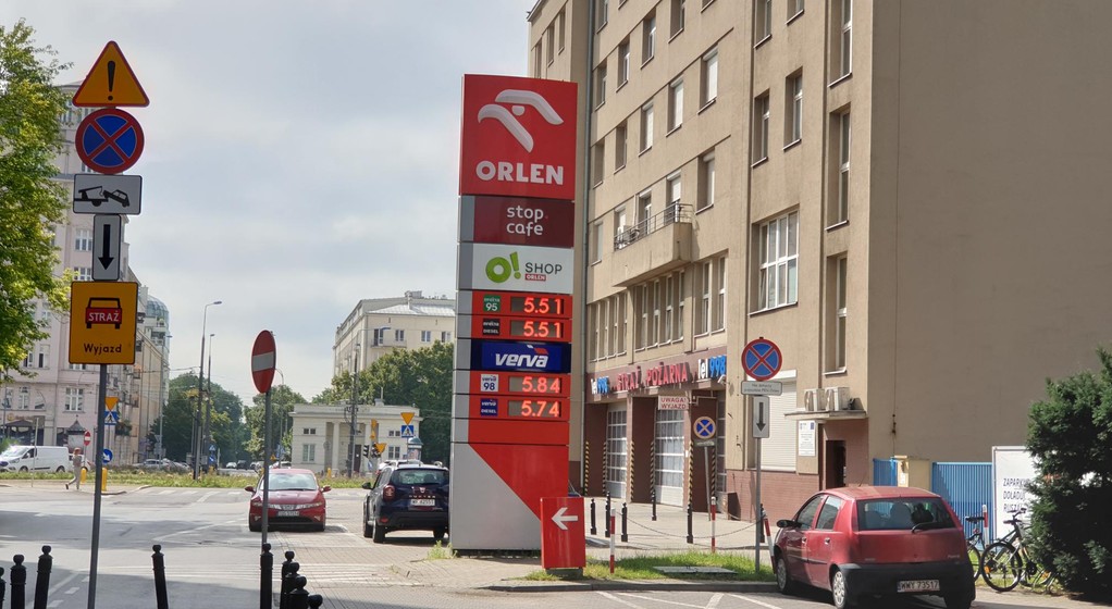 Ceny paliw na warszawskiej stacji po obniżce o 15 groszy za litr. Co ciekawe, w poniedziałek 5 lipca wciąż pozostały na obniżonym poziomie
