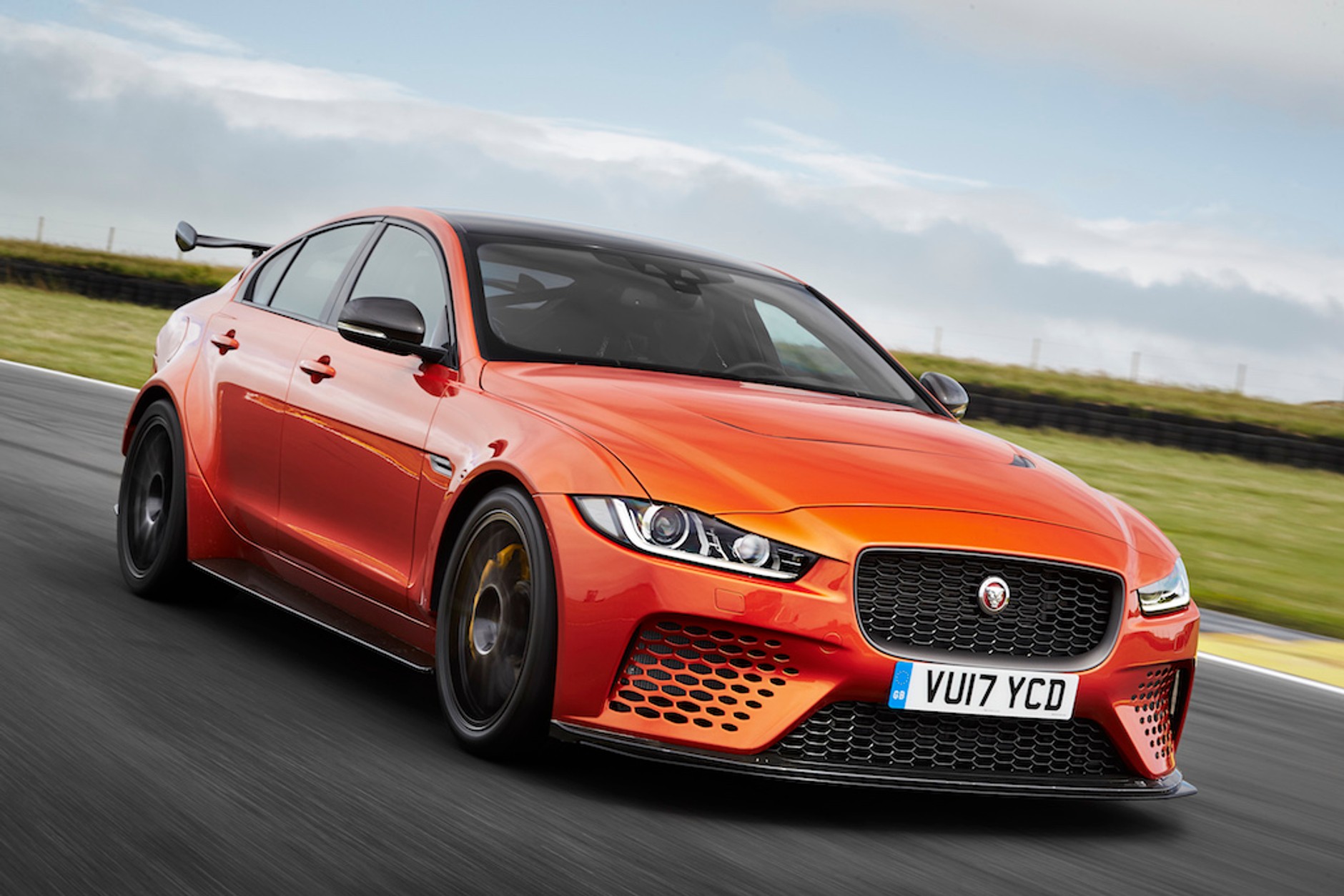 Jaguar XE SV 8
