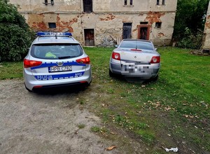 Patrolujący policjanci zauważyli kierowcę renault. Samochód został skonfiskowany