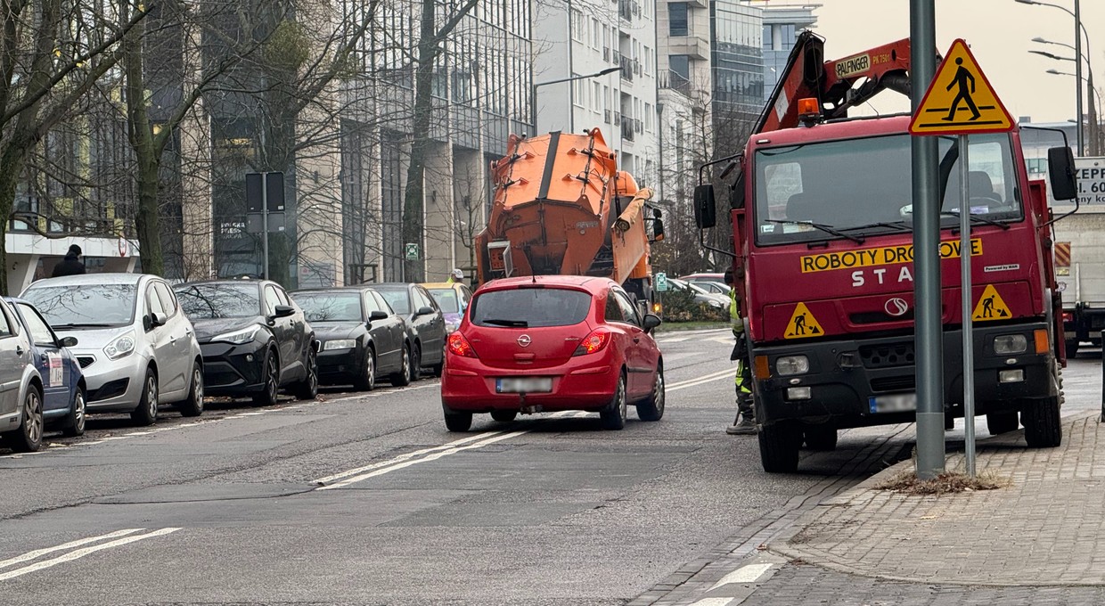 Czy mogę ominąć auto na ciągłej linii? Prawo sobie przeczy. Czasem można, ale kiedy?