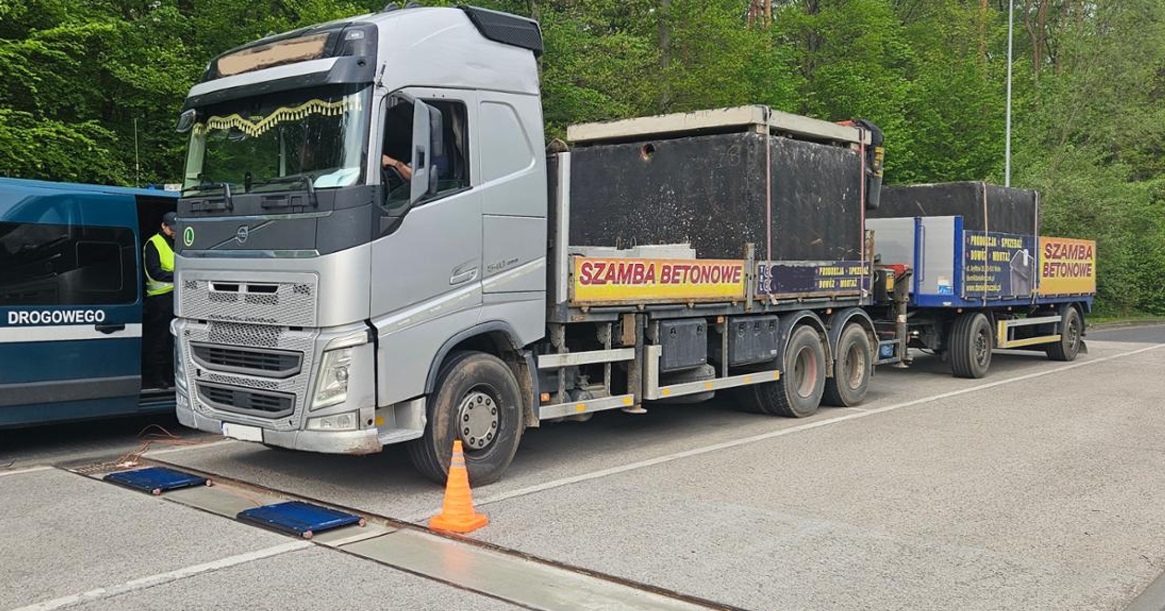 Kontrola ciężarówek z betonowymi zbiornikami
