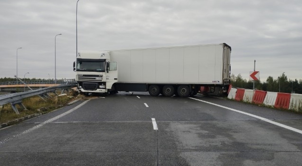 Droga S8 i autostrada A1 zablokowane. Na obu trasach doszło do wypadków z udziałem ciężarówek