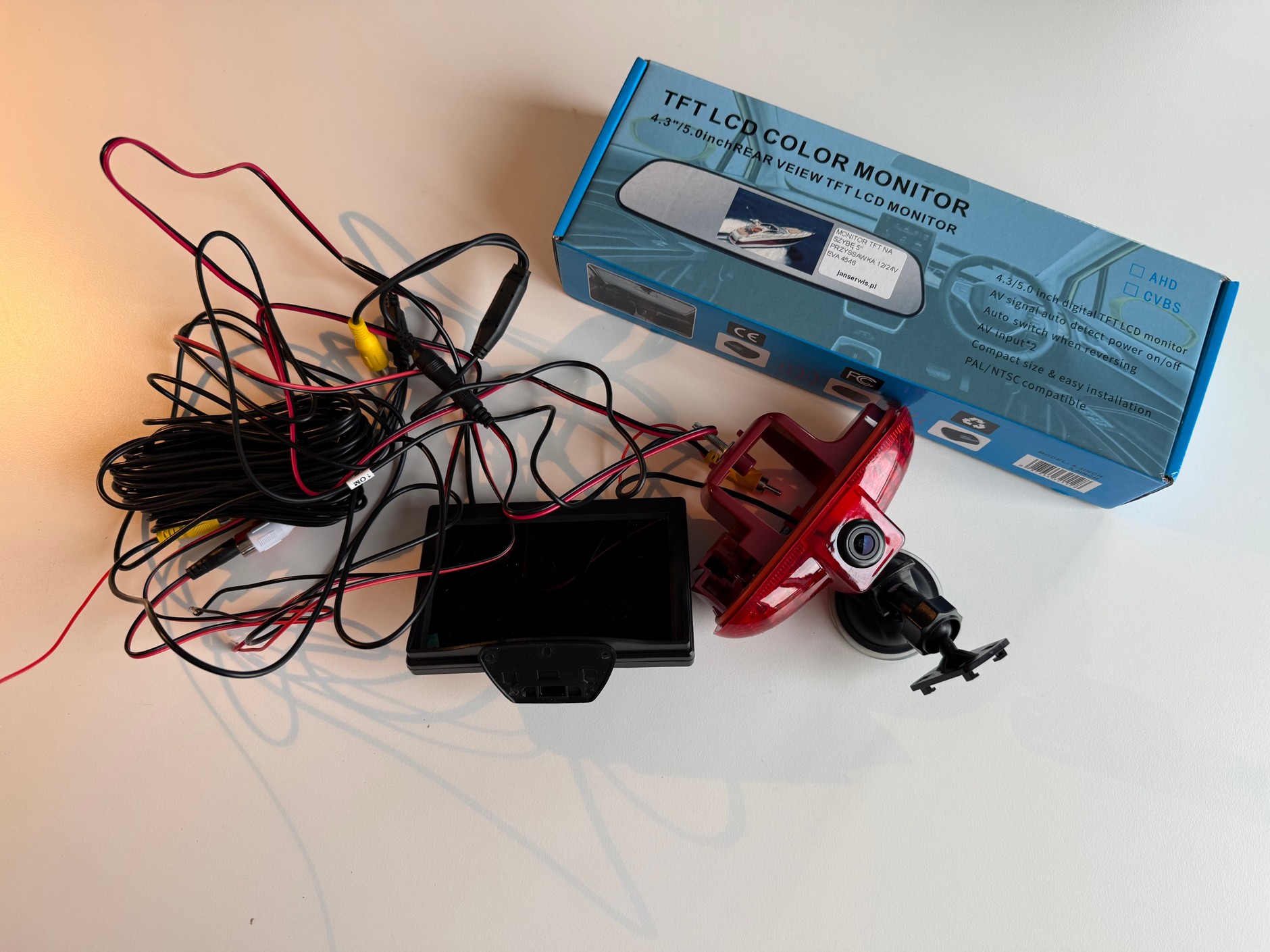 Zestaw kamery cofania złożony ze światła stopu z kamerą, monitora i kabli