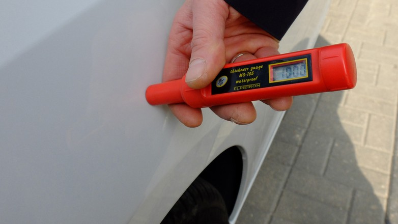 Koniec skali albo... ten miernik nie działa na aluminium. Warto nabrać wprawy, zanim zacznie się oceniać stan lakieru aut