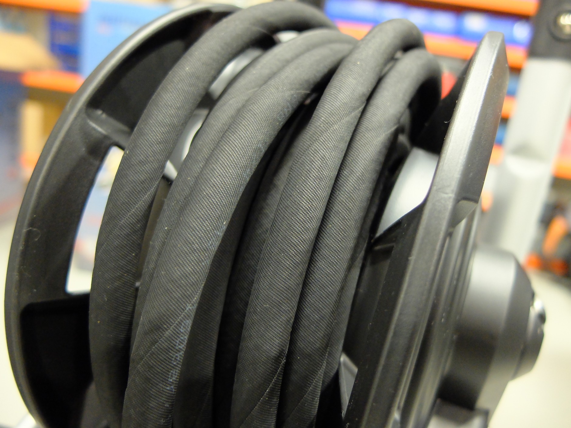 Wąż zbrojony, odporny na zginanie, dodatkowo nawinięty na bęben – to zaleta myjki używanej do mycia samochodu