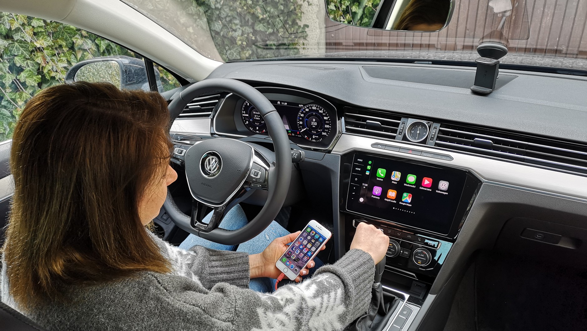 Volkswagen Passat z Car-Net i App Connect