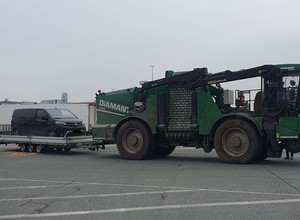 Policjanci nie kryli zaskoczenia. Rębak ciągnął przyczepę z autem, ale niespodzianka kryła się dopiero w środku
