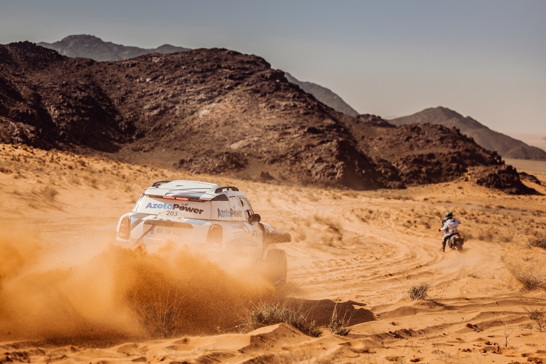 Hołowczyc i Kurzeja na drugim miejscu w rajdzie Saudi Baja 2023