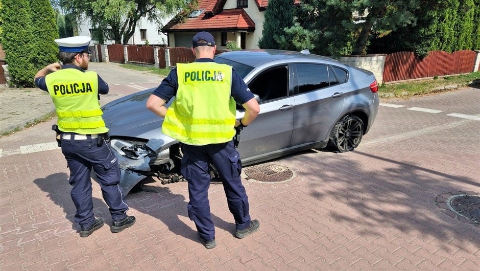 72-latek w BMW odjechał z miejsca kolizji. Policjanci musieli ruszyć w pościg
