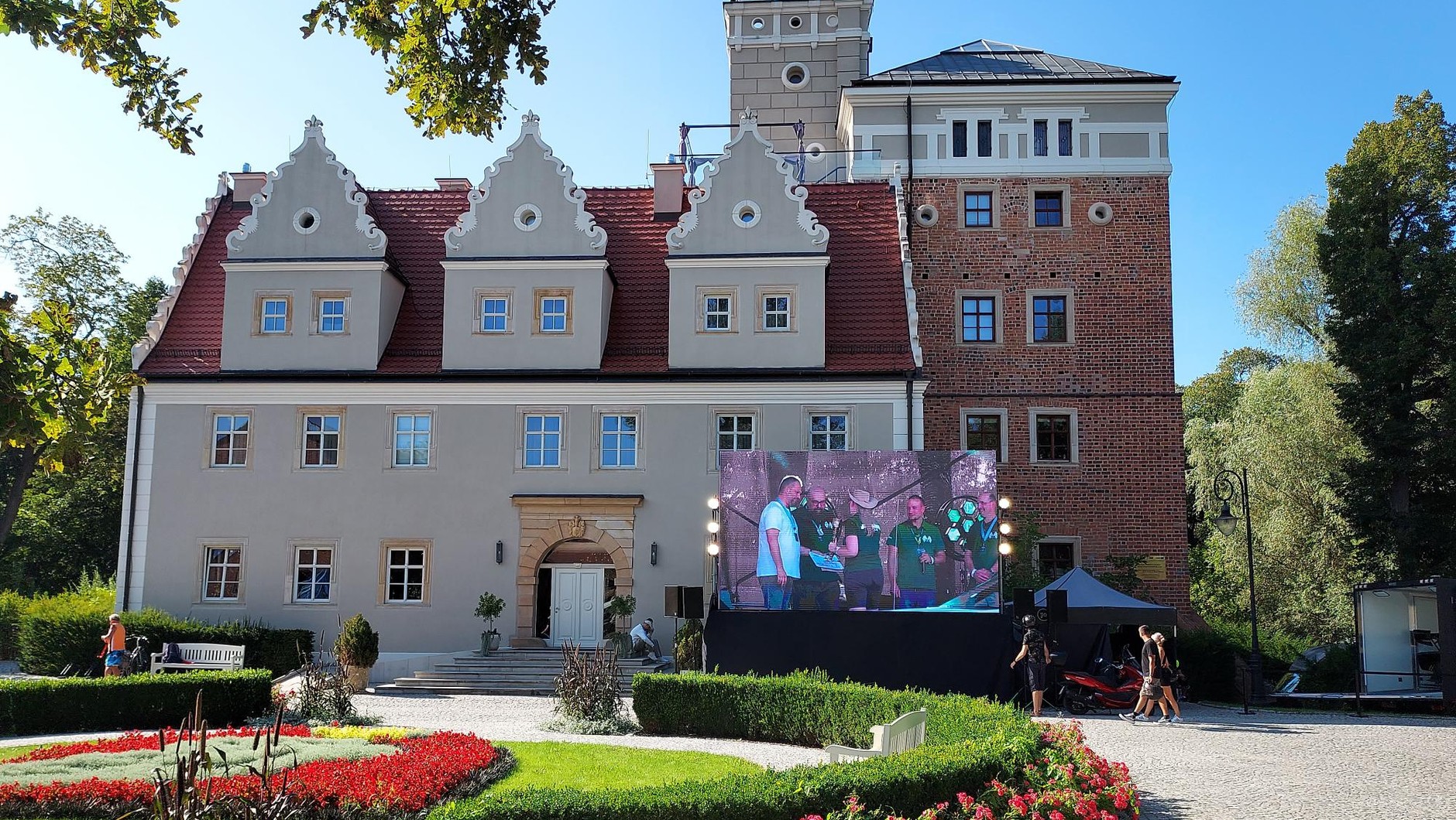 Klasyczne pojazdy na zamku Topacz 2024. Zamek Topacz