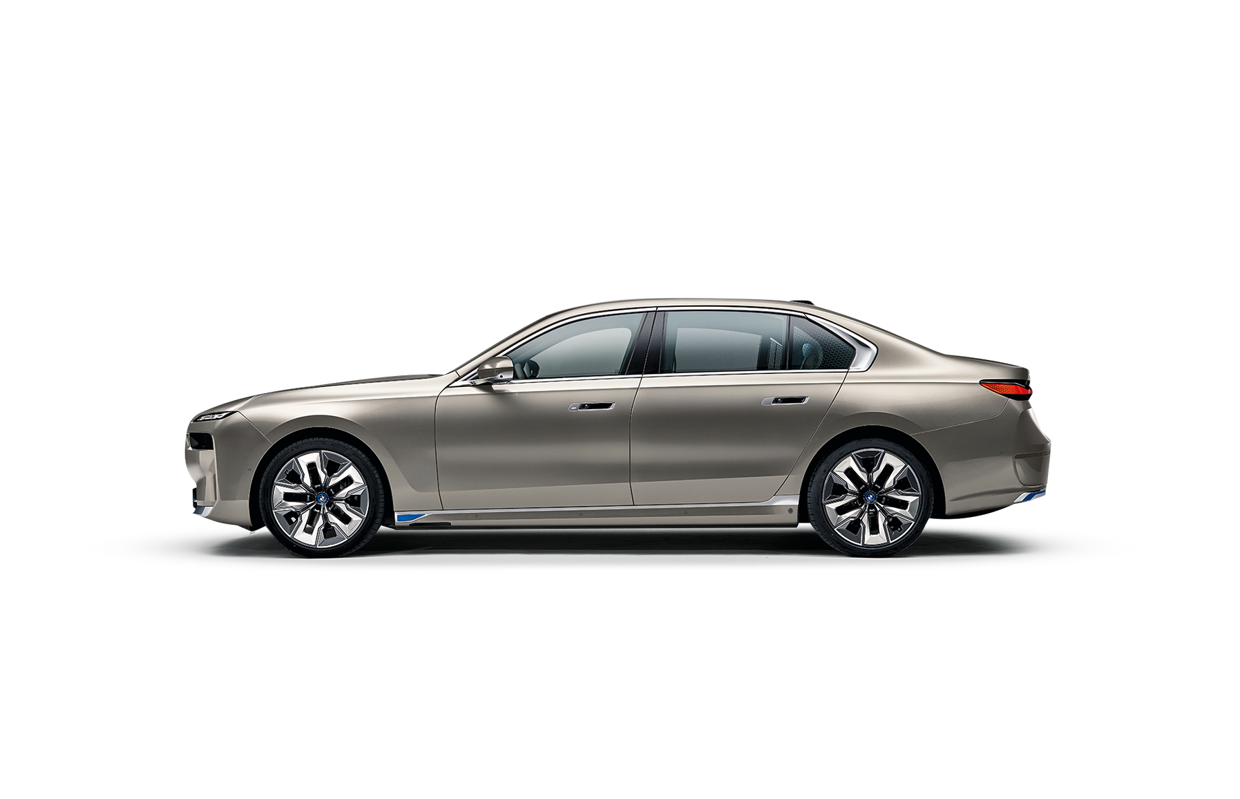 Konkurencja z Monachium: zupełną nowością jest BMW i7, czyli elektryczna wersja serii 7, która ma mniejszy zasięg (do 625 km) i nieco mniejszy akumulator (101,7 kWh). W wyposażeniu – spektakularny 31-calowy ekran z tyłu kabiny. Cena: od 650 000 zł