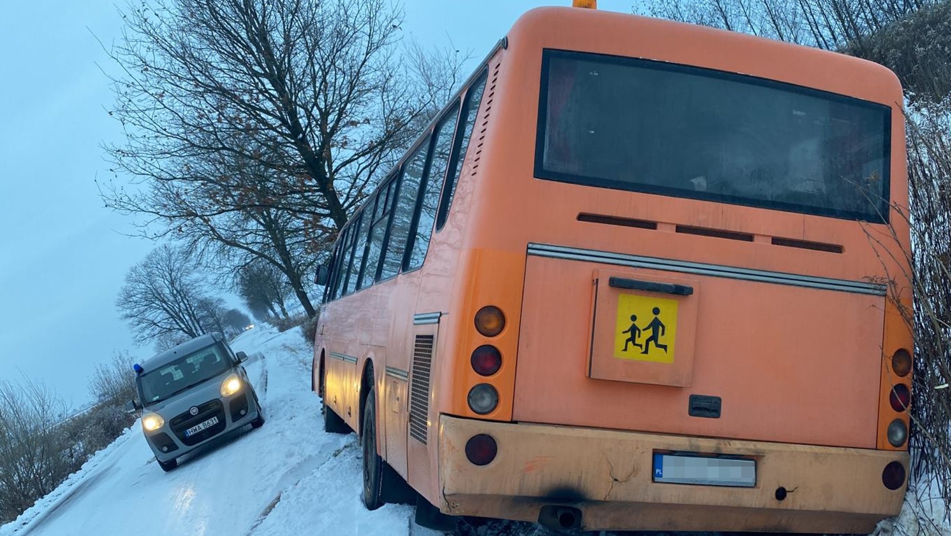 Autobus przewożący dzieci wjechał do rowu. 13-latka trafiła do szpitala