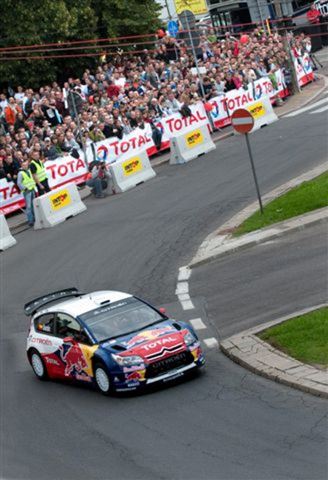 Sébastien Loeb i Dani Sordo jeździli po Karowej