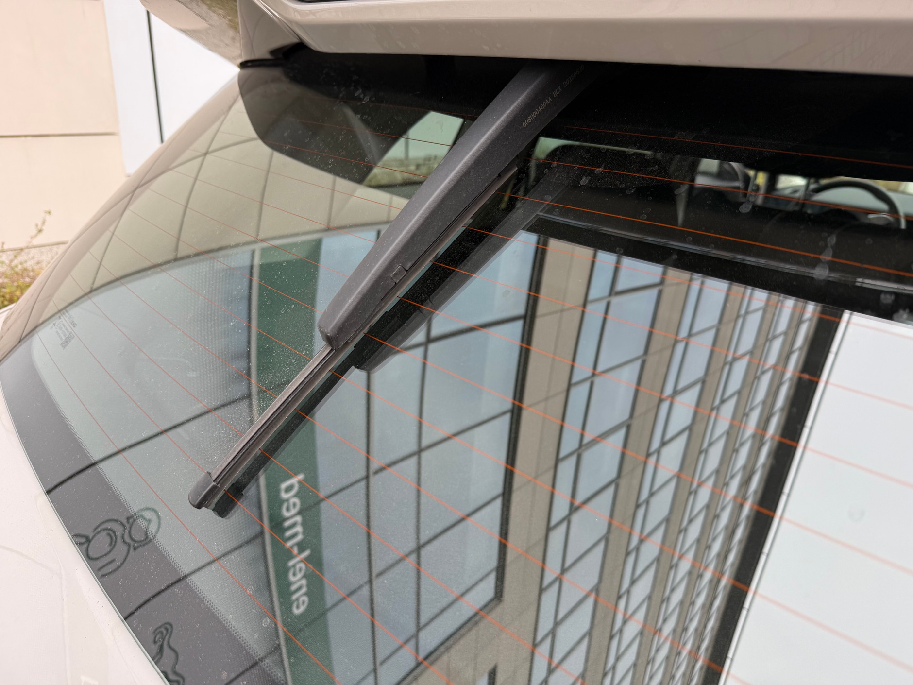 Tylna wycieraczka w pozycji serwisowej