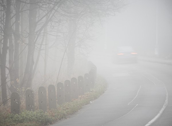 Nawet doświadczeni kierowcy nie wiedzą, jak korzystać z tych świateł. Grozi za to mandat