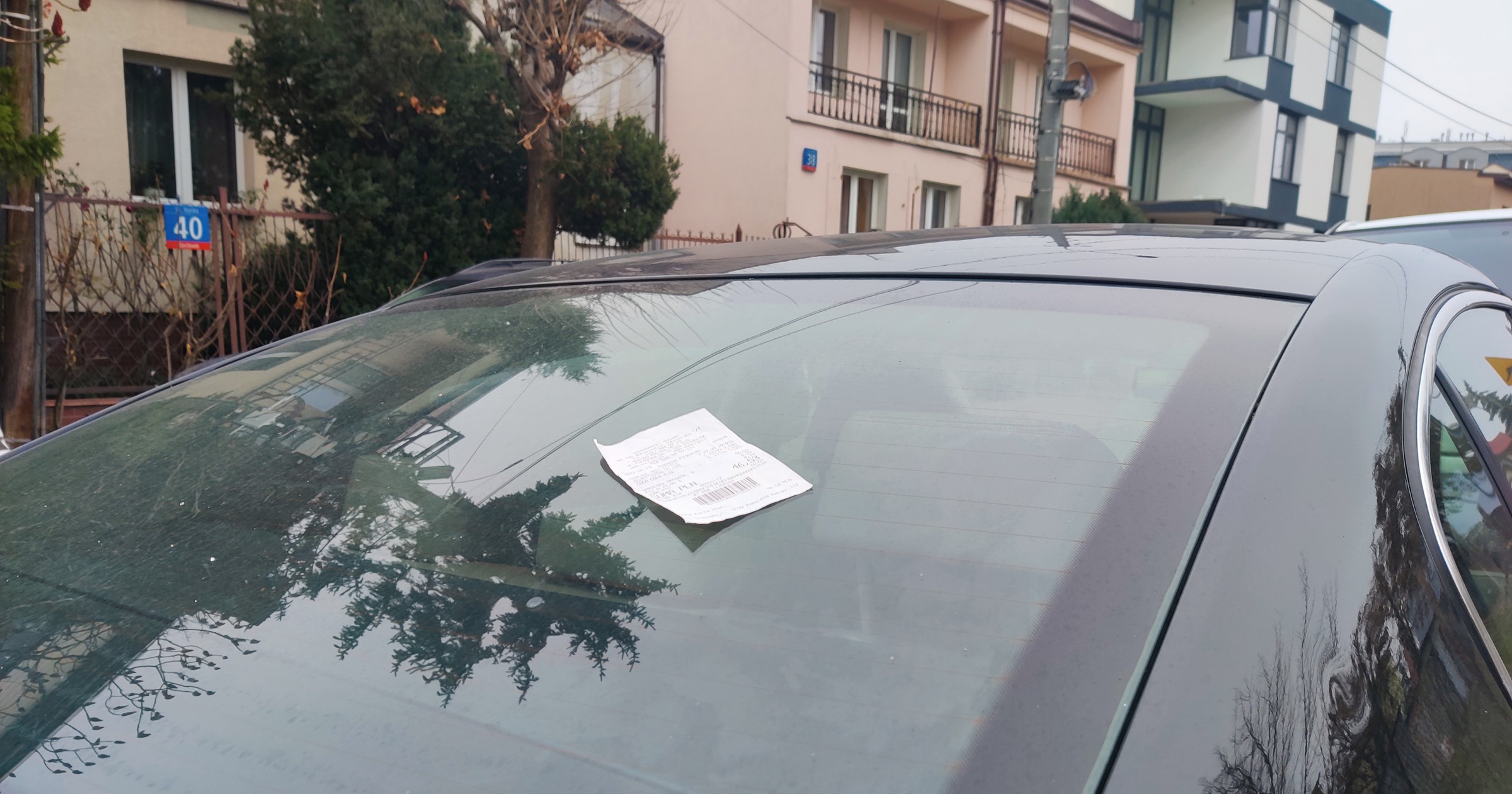 Kartka na tylnej szybie może być sposobem złodzieja na kradzież
