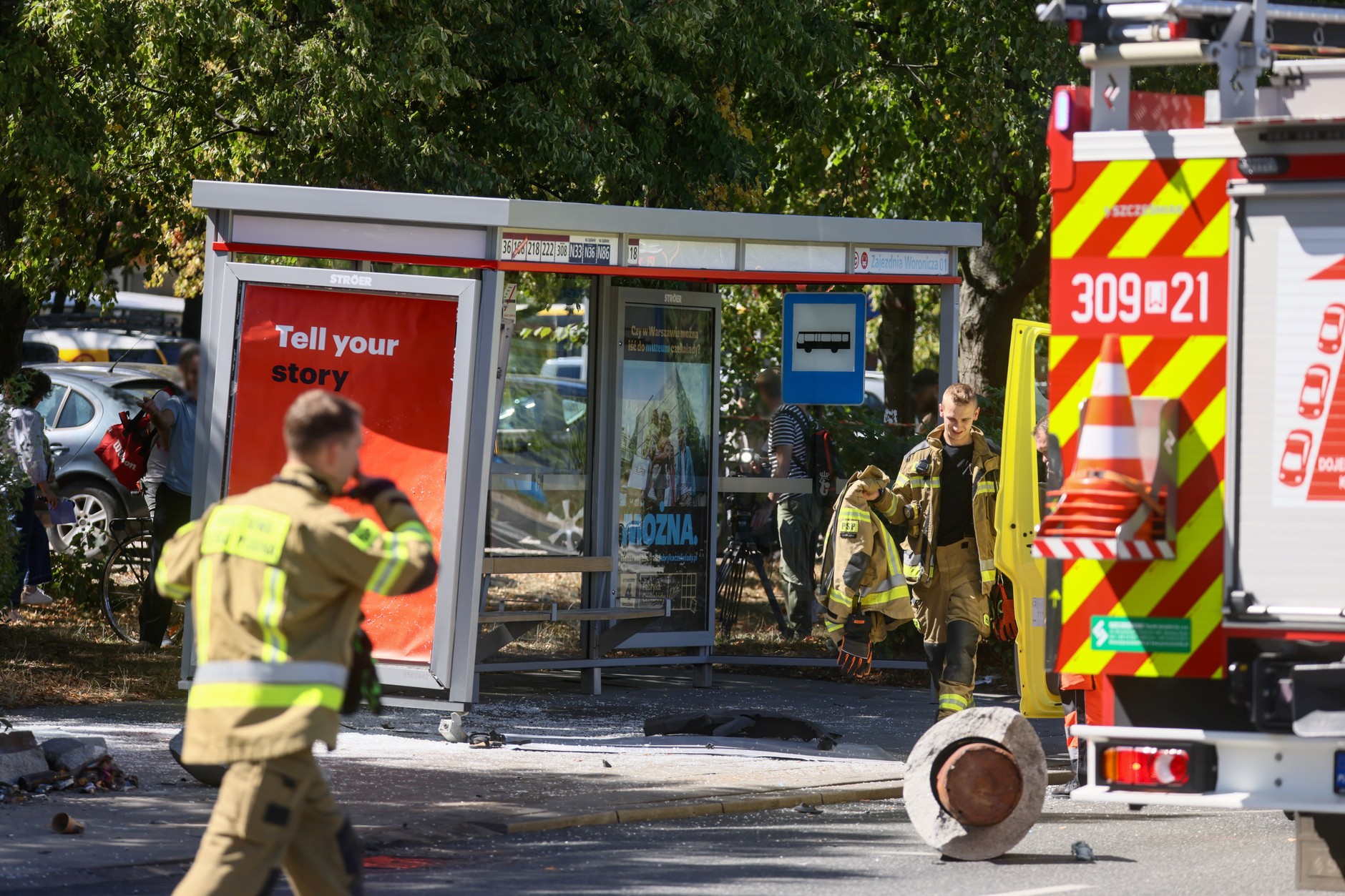 Samochód wjechał w przystanek na warszawskim Mokotowie. Dwie osoby nie żyją