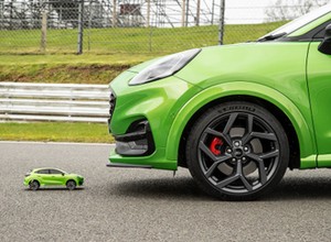 Ford Puma ST w pojedynku na torze z miniaturowym klonem