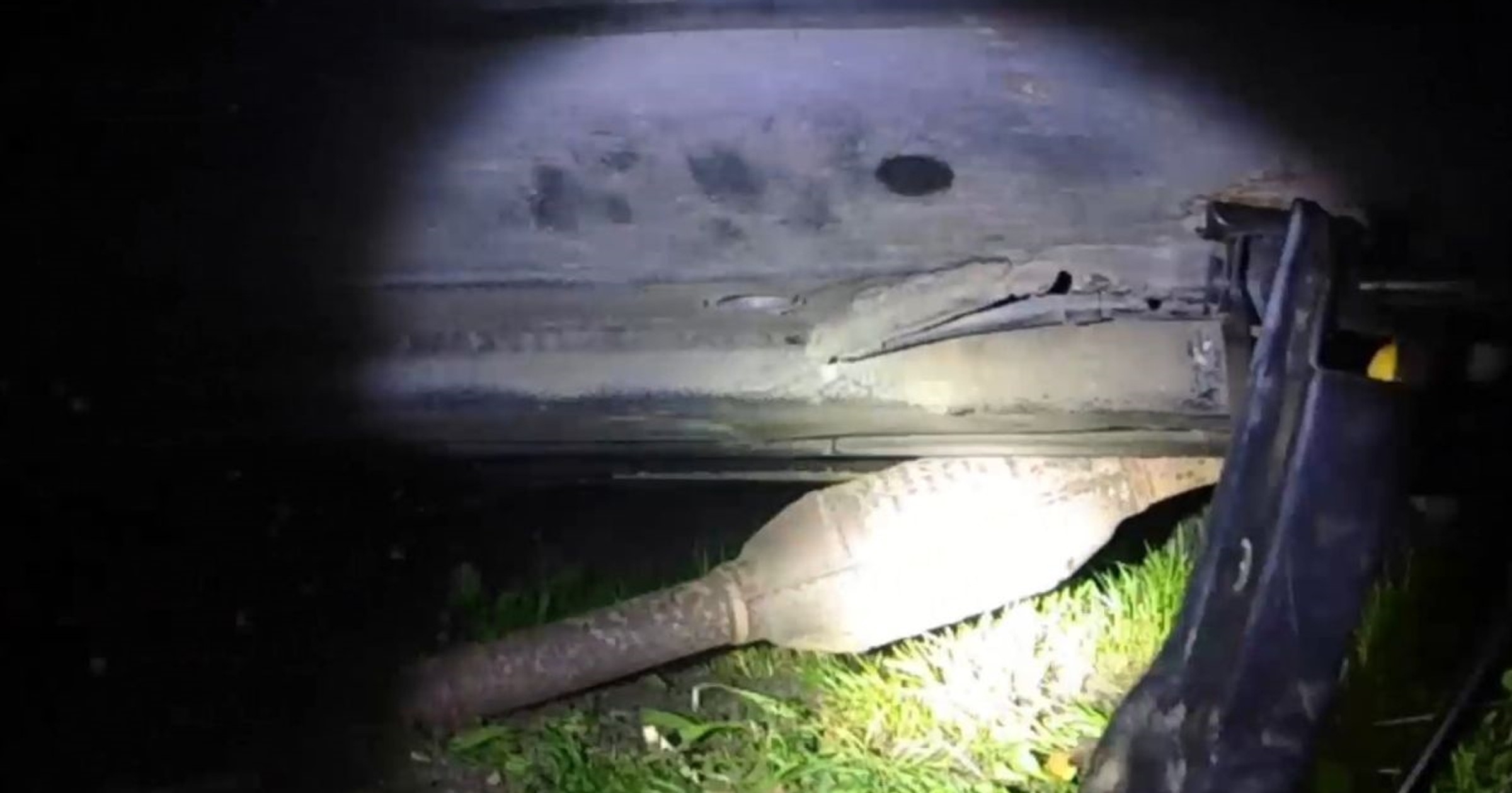 Policjanci zatrzymali mężczyzn próbujących ukraść z Audi A4 katalizator