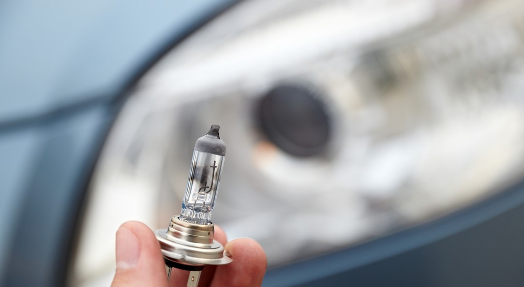 Żarówki wymieniamy najpóźniej wtedy, gdy się przepalą, ale czasem warto zrobić to wcześniej – dla poprawy oświetlenia