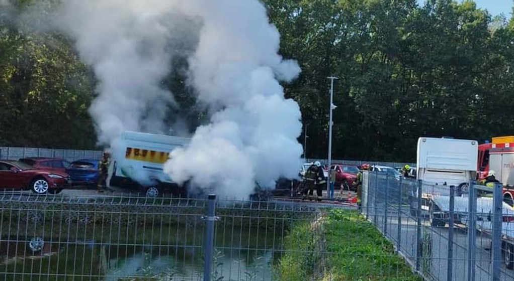 Pożar auta dostawczego z napędem elektrycznym