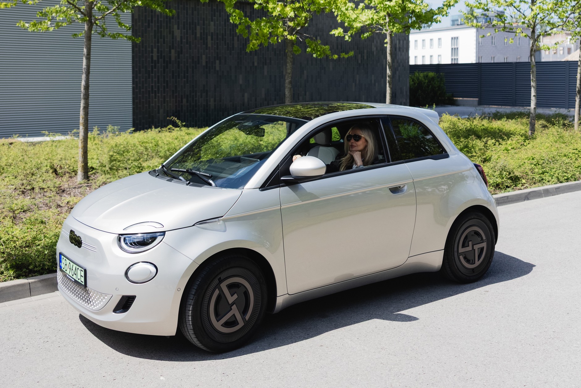 Agnieszka Woźniak-Starak we Fiacie 500e Giorgio Armani