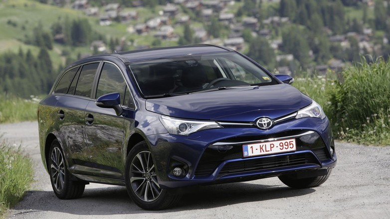 Toyota Avensis po liftingu - nie odstaje od konkurentów