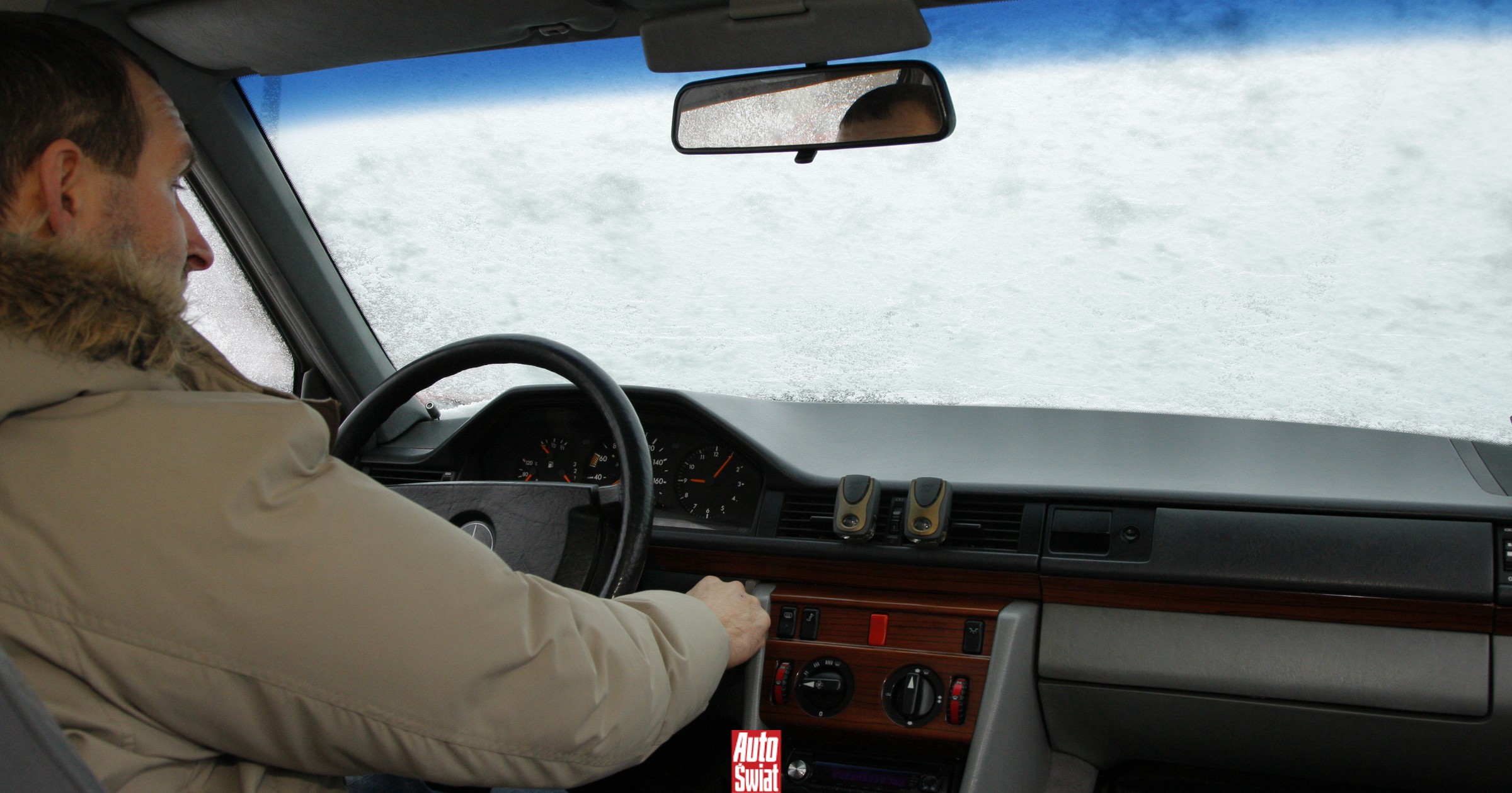 Zamarznięta od wewnątrz przednia szyba? Unikaj tych metod, jeśli szanujesz budżet