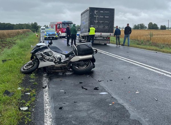 Motocykliści najechali na samochód, który zatrzymał się przed przystankiem