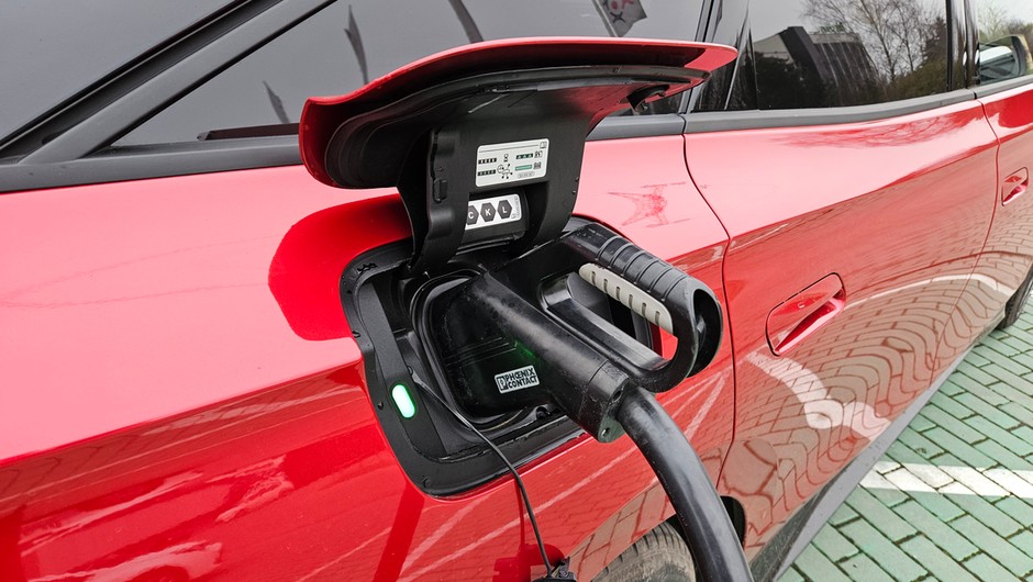 Ładowanie auta elektrycznego – zdjęcie ilustracyjne
