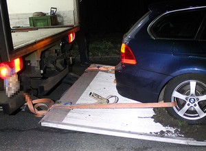 Taki sposób odholowania BMW wzbudził podejrzenia. Mieszkaniec zadzwonił na policję