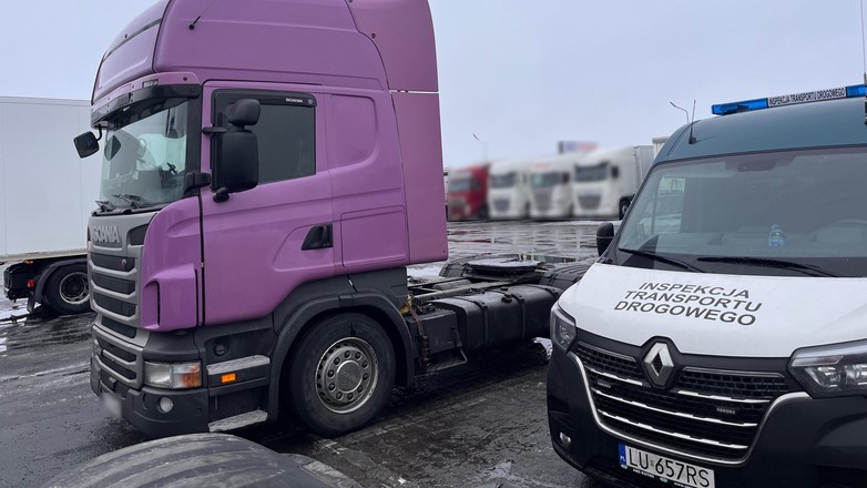 Inspektorzy ITD zainteresowali się fioletową Scanią. Nie kolor był problemem