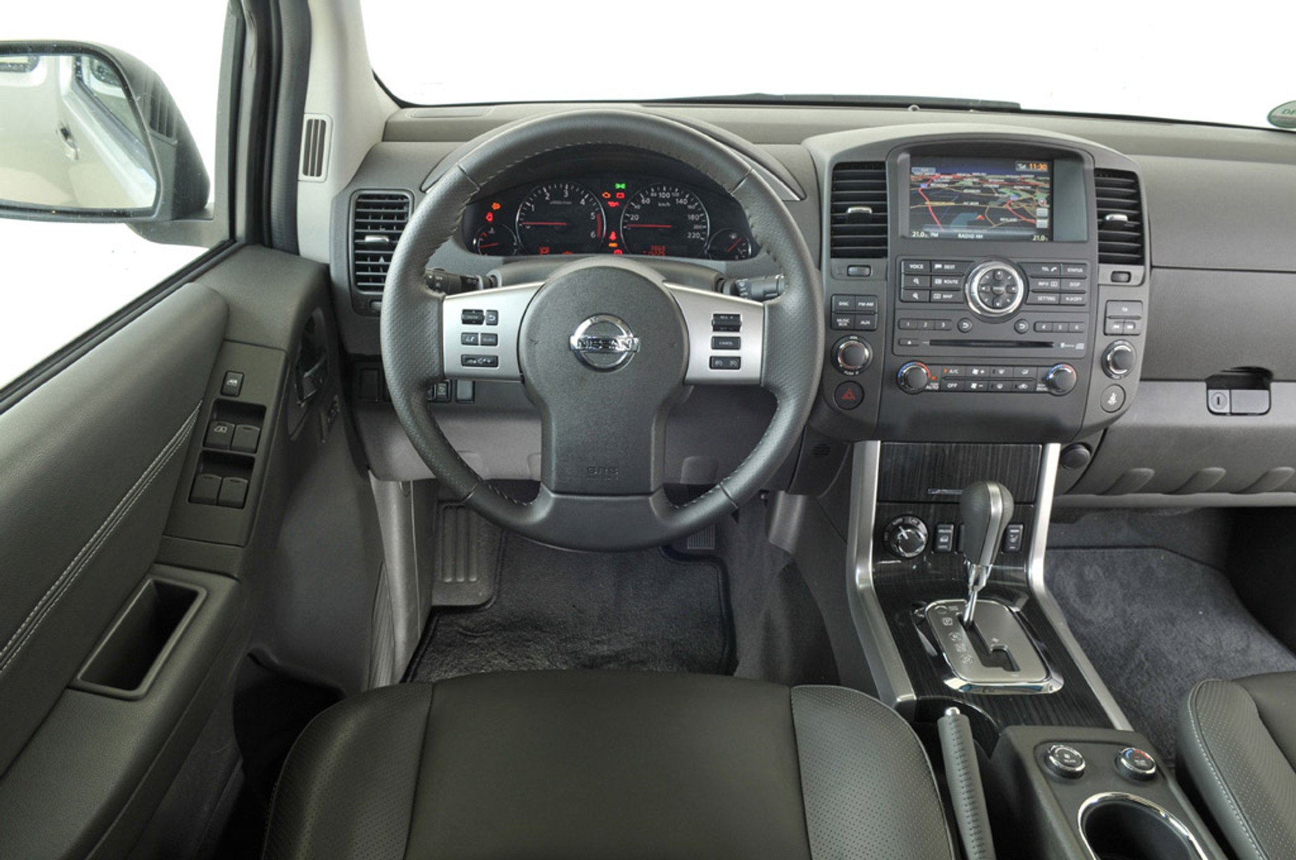 Luksusowe terenówki na wszelki wypadek: Mitsubishi Pajero kontra Toyota Land Cruiser, Land Rover Discovery i Nissan Pathfinder