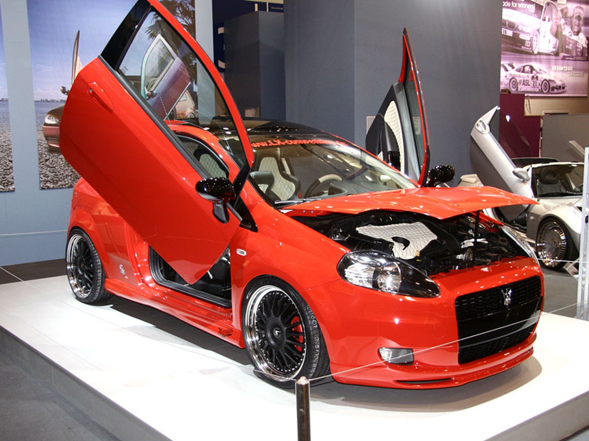 Essen Motor Show 2007 - Latające maszyny i piękne modelki (fotogaleria 2)