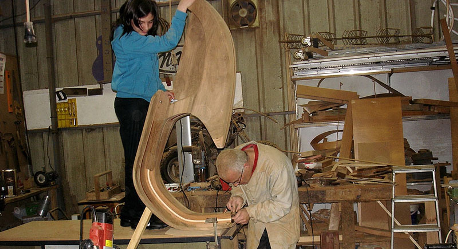 Vespa: drewniany skuter, który jeździ.